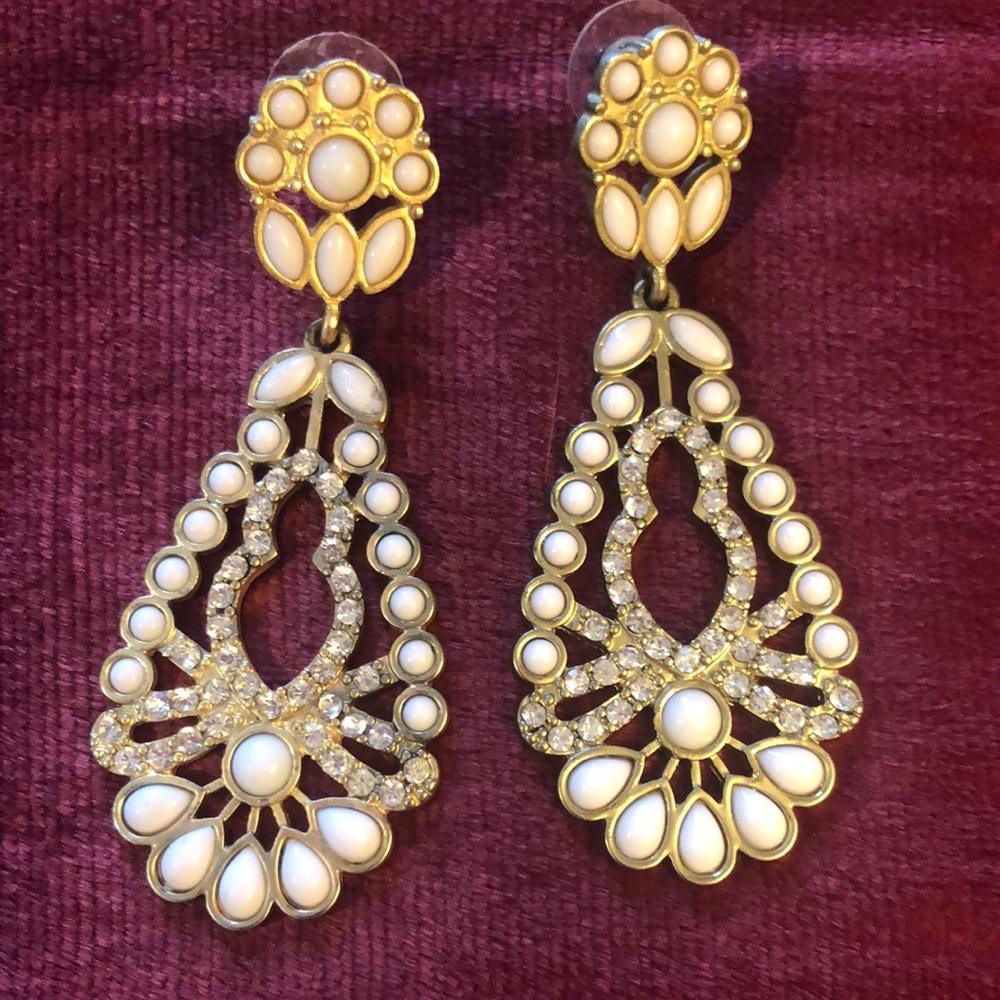 Boho chic earring with rhinestone detail.